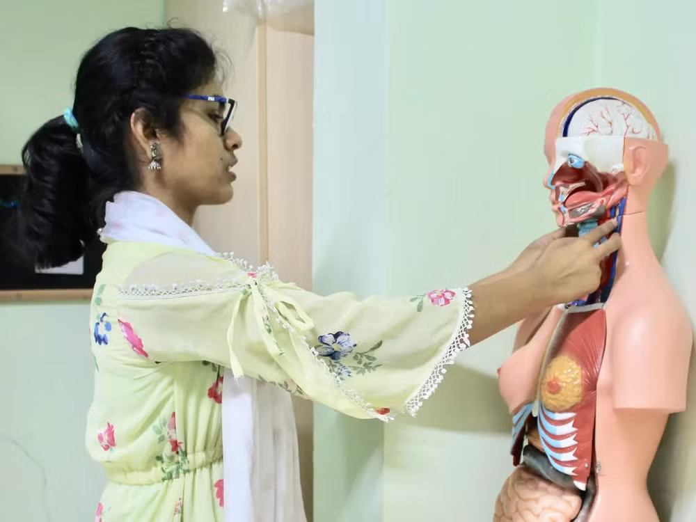 Ritika Maurya đang thực hành kiểm tra trên hình nộm. Ảnh: THE GUARDIAN
