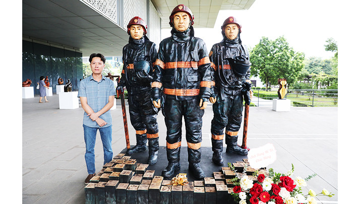 Nghệ sĩ Nguyễn Văn Tuệ bên tác phẩm “Anh hùng”.