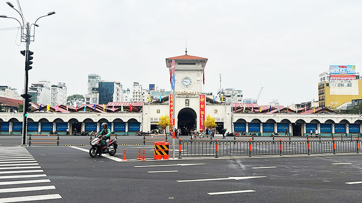 Việc sắp xếp lại làn đường nhằm phục vụ sự đi lại thuận tiện cho người dân và du khách.