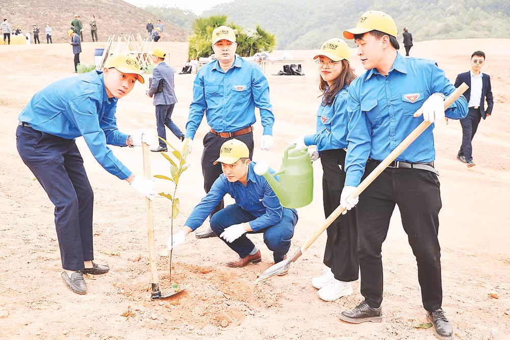 Lễ phát động trồng cây tại sân golf Văn Lang Empire nhận được sự hưởng ứng của đông đảo các tổ chức, đoàn thể và nhân dân địa phương. Lễ phát động trồng cây tại sân golf Văn Lang Empire nhận được sự hưởng ứng của đông đảo các tổ chức, đoàn thể và nhân dân địa phương.