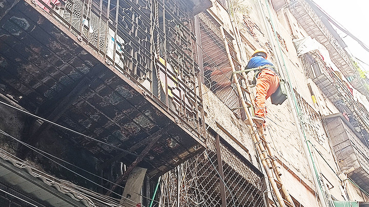 Công nhân thực hiện sửa chữa, bảo trì lưới điện.