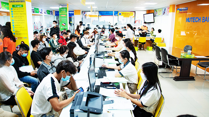 Thí sinh đến nhập học tại Trường đại học Công nghệ Thành phố Hồ Chí Minh (HUTECH). Ảnh: TTXVN