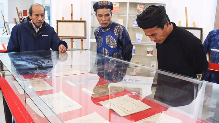 Tư liệu Hán Nôm được trưng bày tại triển lãm.