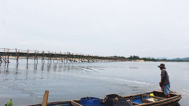 Cầu Ông Cọp - cây cầu gỗ dài bắc qua sông.