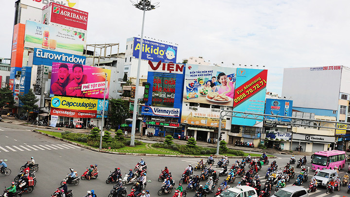 Bảng quảng cáo gây rối mắt ở quận Bình Thạnh, TP Hồ Chí Minh. Nguồn: NGƯỜI LAO ĐỘNG