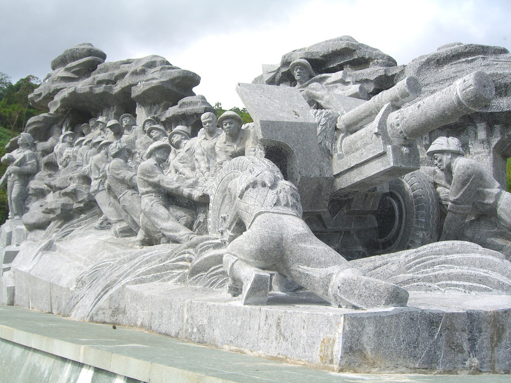 Cụm tượng đài “Kéo pháo”.