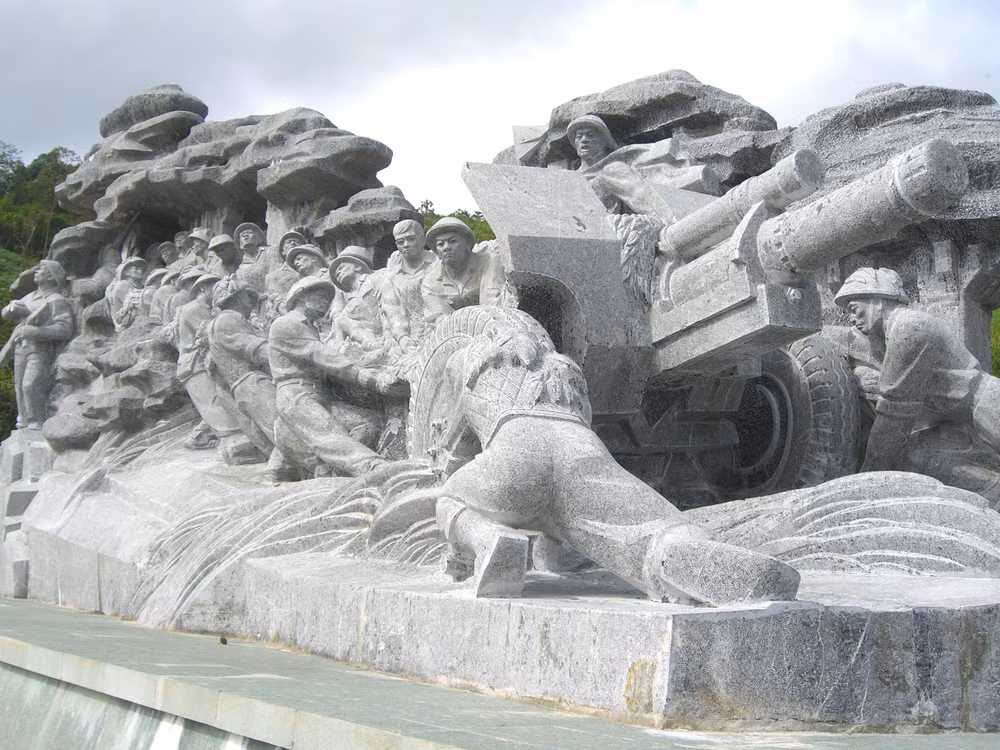 Cụm tượng đài “Kéo pháo”.