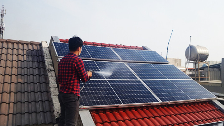 Nhiều người lựa chọn mua các tấm pin cũ, tự lắp đặt để giảm chi phí.
