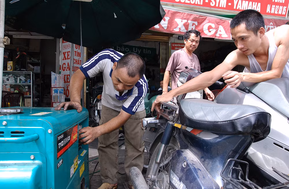 Nhiều hộ kinh doanh sử dụng máy phát để chủ động trước tình trạng thiếu điện. Ảnh: SONG ANH