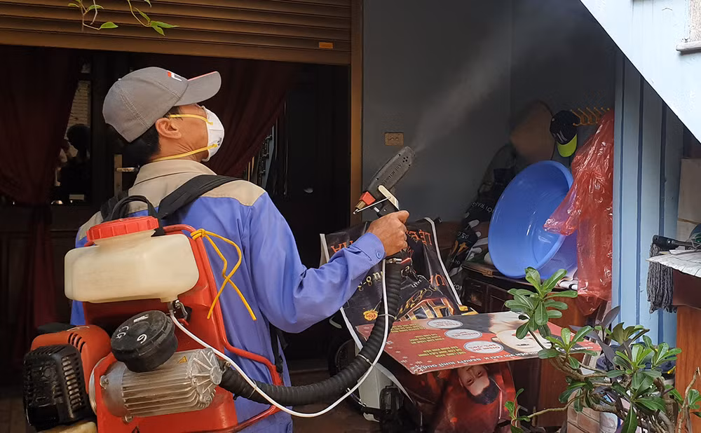 Phun thuốc diệt muỗi tại các khu dân cư. Ảnh: BẮC SƠN