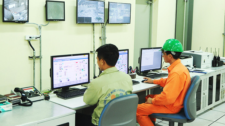 Vận hành tại Nhà máy điện rác Nam Sơn. Ảnh: NGUYỆT ANH