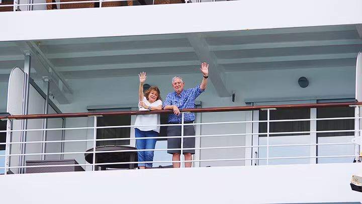 Chào chia tay mọi người tại cảng.