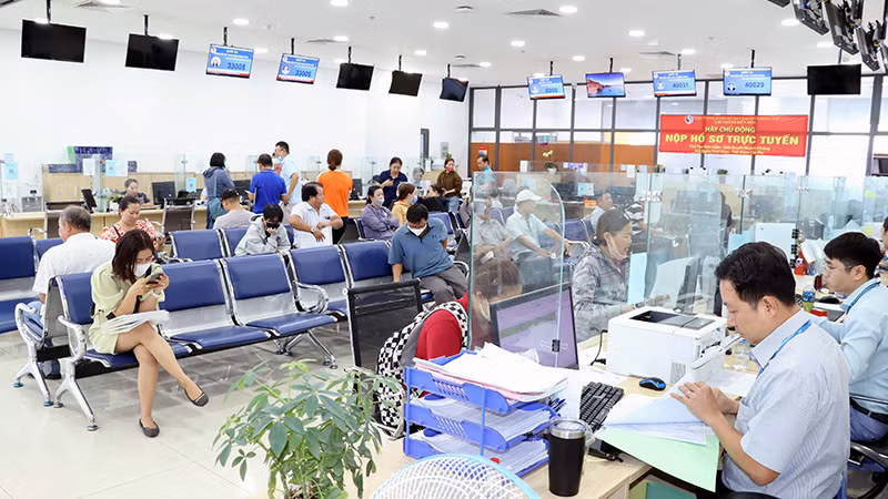 Người dân, doanh nghiệp đến làm thủ tục hành chính tại Trung tâm hành chính công thành phố Biên Hòa, Đồng Nai.