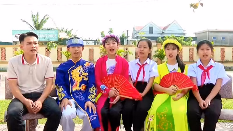 Các học sinh Trường tiểu học và trung học sơ sở Quảng Kim thể hiện một làn điệu chính trong hát Kiều.