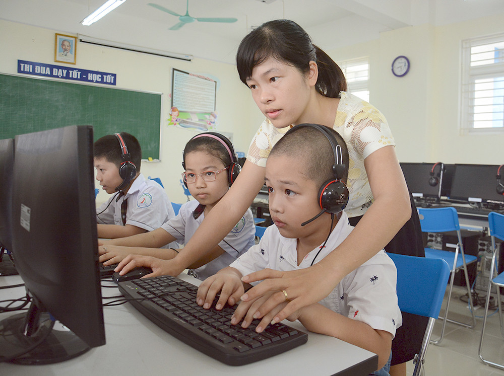 Cô giáo và học sinh tiểu học tại Hà Nội. (Ảnh minh họa: DUY LINH)