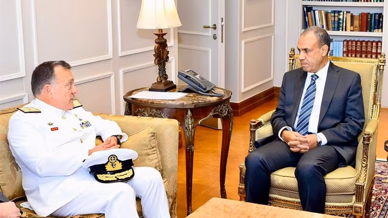 Bộ trưởng Ngoại giao Ai Cập gặp Chỉ huy chiến dịch của Phái bộ hải quân EU Aspides. (Ảnh Bộ Ngoại giao Ai Cập)