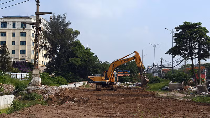 Thi công gói thầu số 9 dự án mở rộng Quốc lộ 1 đoạn Văn Điển-Ngọc Hồi, Hà Nội. (Ảnh ĐĂNG ANH)