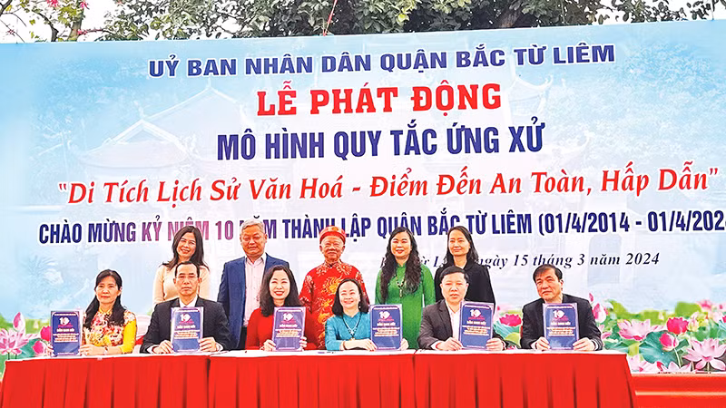 Chính quyền, người dân trên địa bàn quận Bắc Từ Liêm quyết tâm xây dựng nếp sống văn minh tại các di tích trên địa bàn.