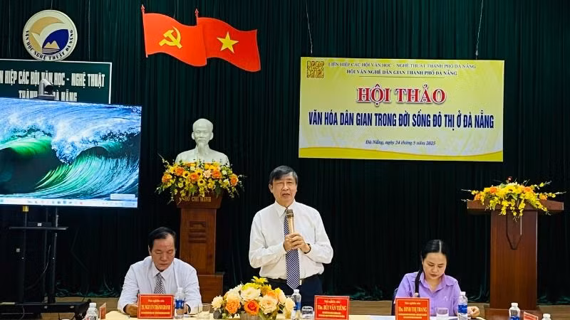 Nhà nghiên cứu Bùi Văn Tiếng phát biểu tại hội thảo.