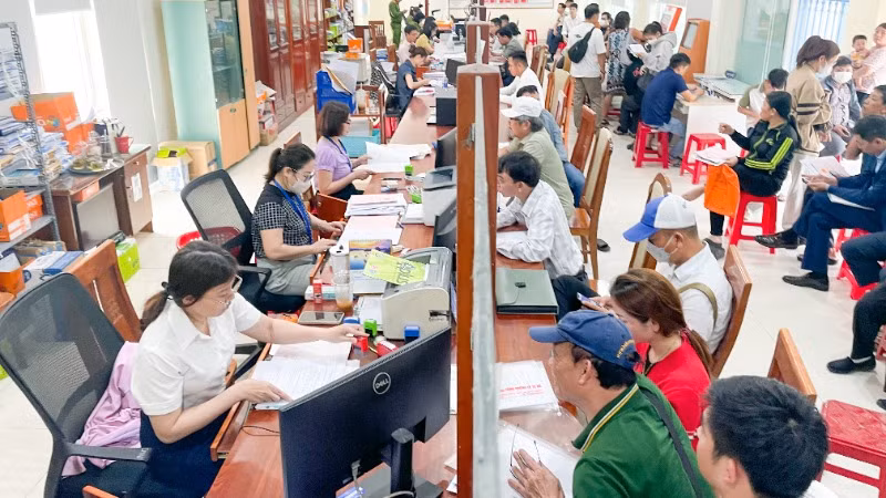 Người dân đến giải quyết thủ tục liên quan đến đất đai tại bộ phận một cửa quận Ngũ Hành Sơn.
