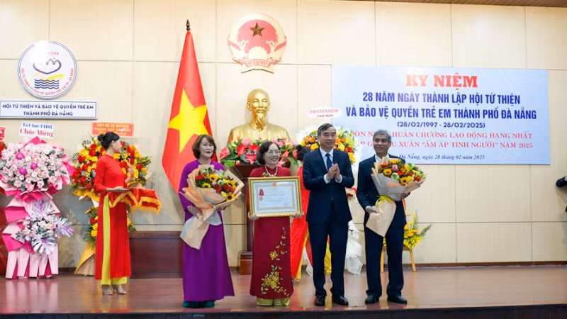 Hội Từ thiện và Bảo vệ quyền trẻ em thành phố Đà Nẵng đón nhận Huân chương Lao động hạng Nhất.