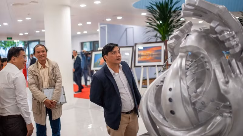 Nhiều người dân đến tham quan triển lãm trong ngày đầu tiên.