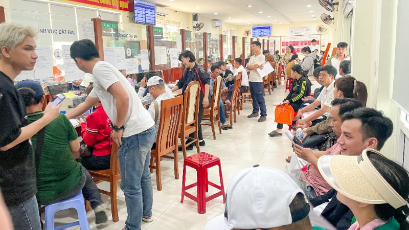 Quầy tiếp nhận và trả kết quả các thủ tục liên quan đến đất đai đông kín người chờ. Quầy tiếp nhận và trả kết quả các thủ tục liên quan đến đất đai đông kín người chờ.