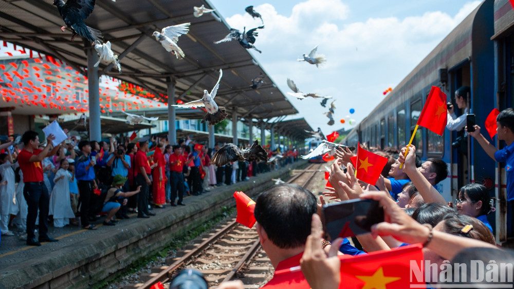 Người dân Đà Nẵng chào đón đoàn tàu SE1 tiến vào Ga Đà Nẵng bằng nghi thức thả chim bồ câu. Người dân Đà Nẵng chào đón đoàn tàu SE1 tiến vào Ga Đà Nẵng bằng nghi thức thả chim bồ câu.