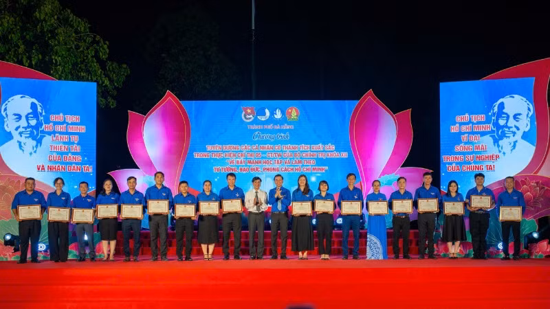 Lãnh đạo thành phố Đà Nẵng tuyên dương các tập thể, cá nhân có thành tích xuất sắc trong thực hiện Chỉ thị số 05-CT/TW.