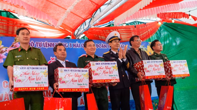 Vùng 3 Hải quân trao quà cho chính quyền, quân và dân huyện đảo Lý Sơn.