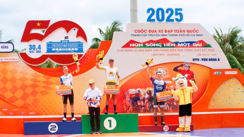 Trao giải chinh phục đèo Hải Vân.