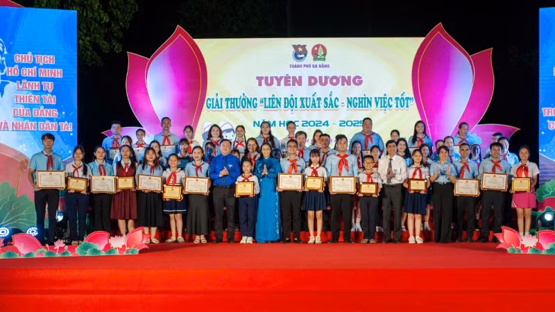 Lãnh đạo thành phố Đà Nẵng tuyên dương các đơn vị là “Liên đội Xuất sắc-Nghìn việc tốt cấp thành phố năm học 2024-2025”.