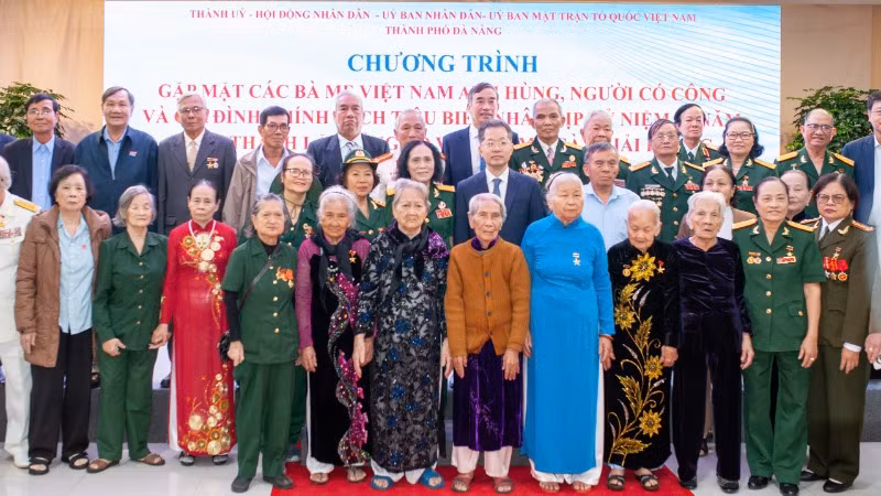 Lãnh đạo thành phố chụp ảnh lưu niệm cùng các Mẹ Việt Nam Anh hùng, người có công và gia đình chính sách tiêu biểu trên địa bàn thành phố Đà Nẵng.
