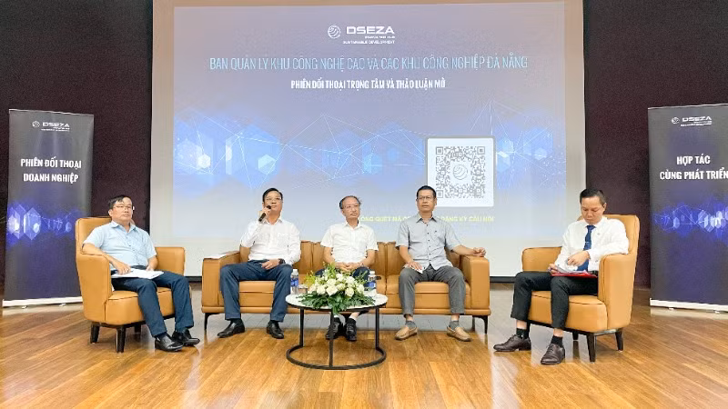 Đại diện lãnh đạo các ban, sở, ngành giải đáp các vướng mắc của doanh nghiệp tại hội nghị.