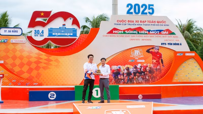 Ban tổ chức trao kỷ niệm chương cho Ban tổ chức địa phương.