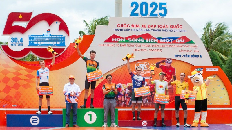 Ban tổ chức trao giải thưởng cá nhân chặng 10.