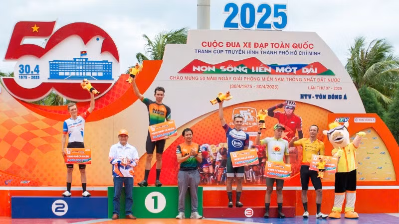 Ban tổ chức trao giải thưởng cá nhân chặng 10.