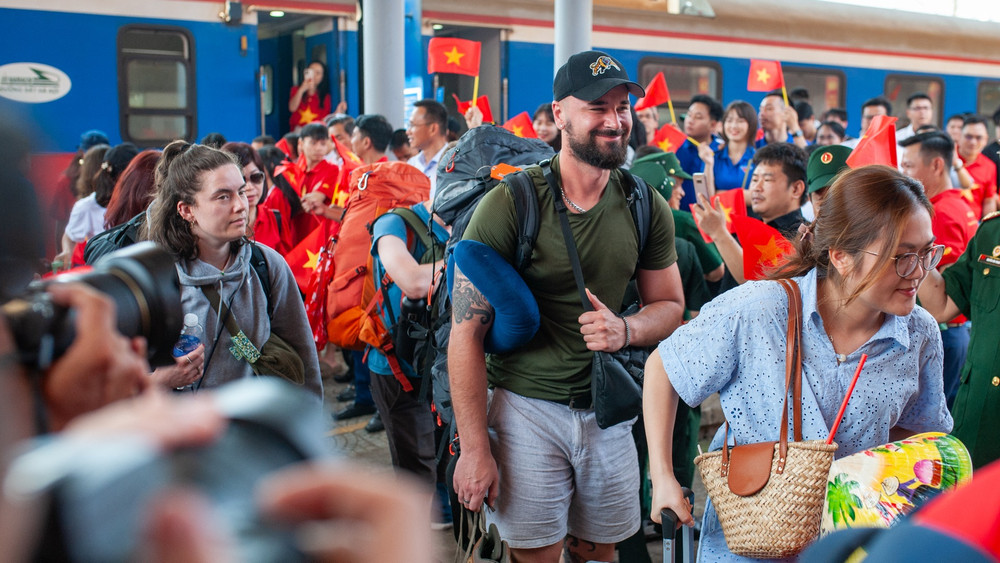 Những vị khách nước ngoài trên đoàn tàu Thống Nhất đã bày tỏ sự ngạc nhiên, vui sướng cùng người dân Việt Nam. Những vị khách nước ngoài trên đoàn tàu Thống Nhất đã bày tỏ sự ngạc nhiên, vui sướng cùng người dân Việt Nam.