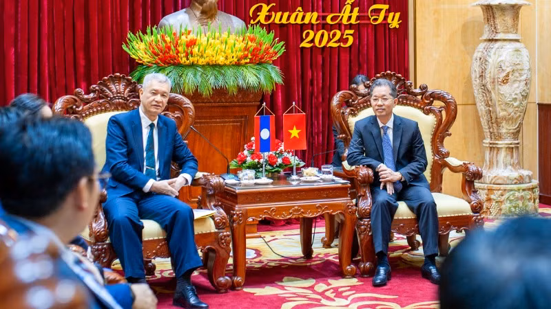 Đồng chí Bí thư Thành ủy Đà Nẵng và Bí thư Thành ủy, Chủ tịch Hội đồng nhân dân Thủ đô Vientiane.