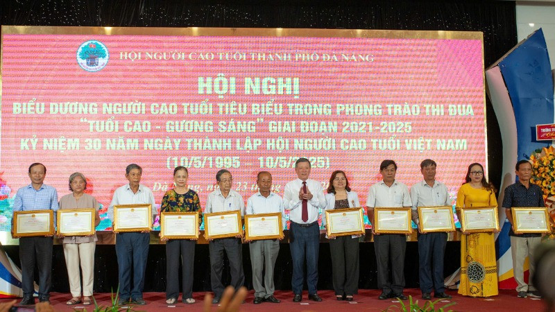 11 tập thể và cá nhân đã có thành tích xuất sắc trong Phong trào thi đua "Tuổi cao-Gương sáng" giai đoạn 2021-2025.