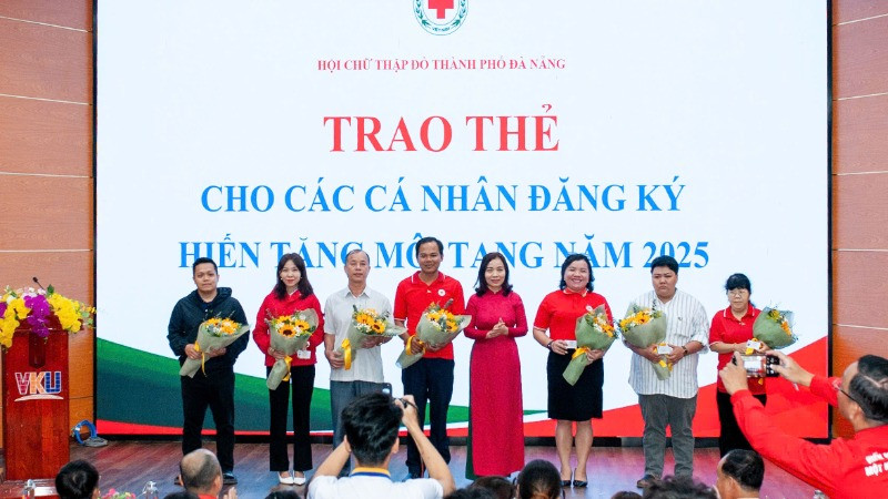 Hội Chữ thập đỏ thành phố Đà Nẵng trao thẻ hiến, tặng mô cho 10 cá nhân đại diện cho 100 cá nhân đã đăng kí đơn hiến mô tạng.