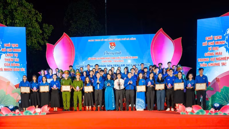 Lãnh đạo thành phố Đà Nẵng tuyên dương 63 chi đoàn, thanh niên tiên tiến làm theo lời Bác năm 2025.