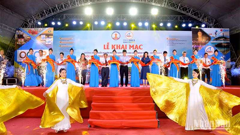 Đại diện lãnh đạo Ủy ban nhân dân tỉnh Bình Thuận cùng các sở, ngành trong tỉnh cắt băng khai mạc Hội chợ Triển lãm Công thương - Sản phẩm OCOP tỉnh Bình Thuận năm 2023. (Ảnh: Đình Châu)