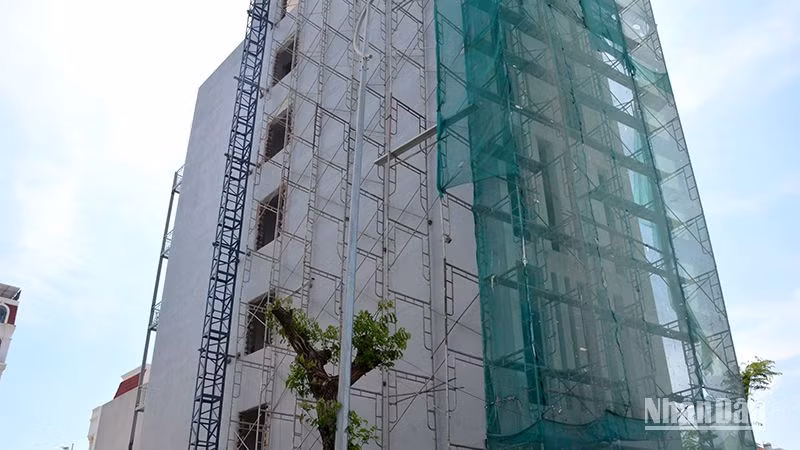 Hệ thống ròng rọc được lắp đặt bên ngoài công trình nhà cao 6 tầng