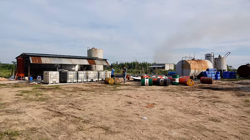 Cơ sở tái chế nhớt thải thành dầu diesel của Tống Phương Bằng. (Ảnh: Công an Bình Thuận)