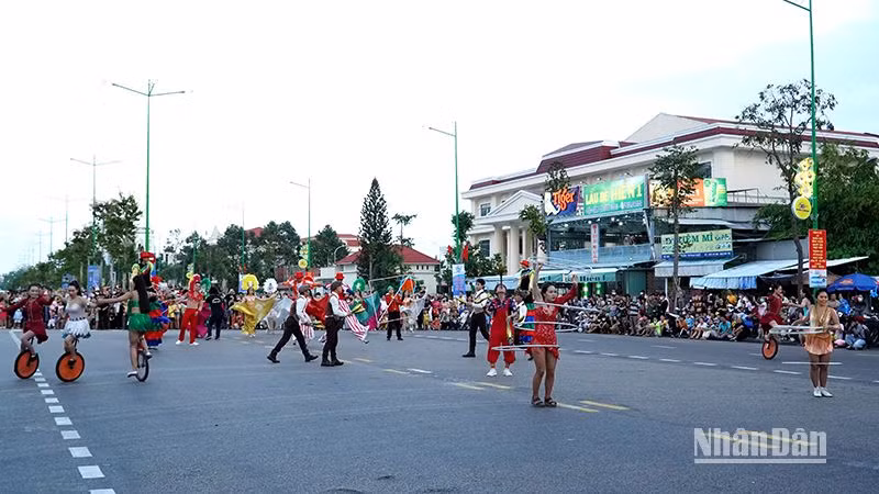 Biểu diễn xiếc và các hoạt động hoạt náo trong Lễ hội đường phố với chủ đề “Sắc màu Bình Thuận”.