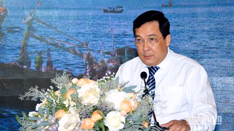 Phó Tổng Biên tập Báo Pháp luật Thành phố Hồ Chí Minh Nguyễn Thái Bình phát biểu tại chương trình “Cùng ngư dân thắp sáng đèn trên biển” được triển khai tại Bình Thuận.