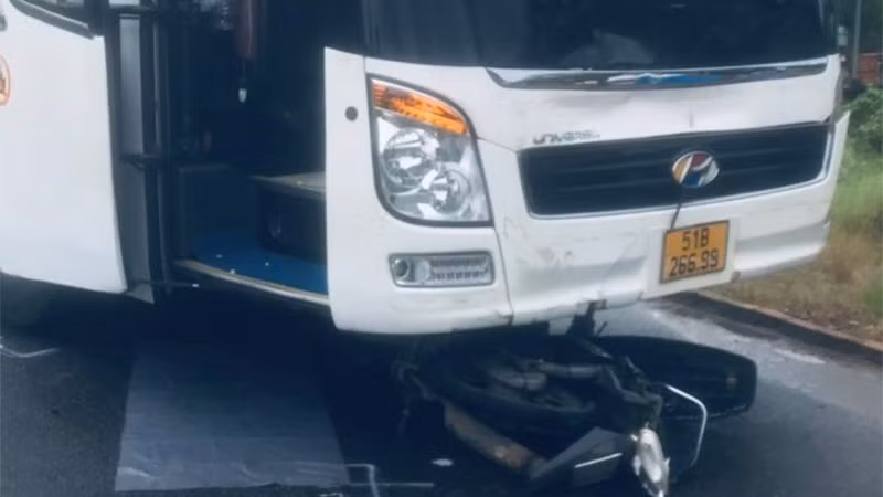 Hiện trường vụ tai nạn giao thông giữa xe ô-tô khách và xe máy làm một người tử vong.