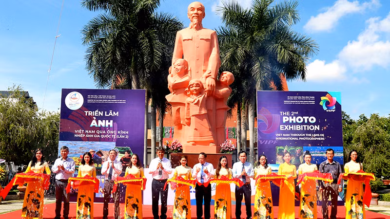 Đại diện lãnh đạo UBND tỉnh Bình Thuận, các đơn vị liên quan của tỉnh và đại diện Cục Mỹ thuật, Nhiếp ảnh và Triển lãm cắt băng khai mạc Triển lãm.