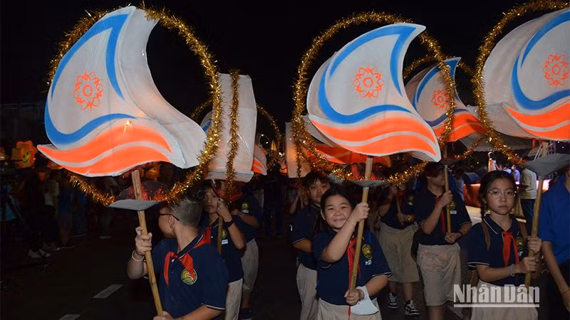 Học sinh trường tiểu học, THCS và THPT Lê Quý Đôn rước lồng đèn nhỏ với hình ảnh logo năm Du lịch quốc gia 2023 “ Bình Thuận - Hội tụ xanh”. Học sinh trường tiểu học, THCS và THPT Lê Quý Đôn rước lồng đèn nhỏ với hình ảnh logo năm Du lịch quốc gia 2023 “ Bình Thuận - Hội tụ xanh”.